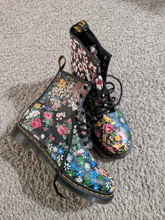 Dr. Martens Shoes - DR. MARTENS